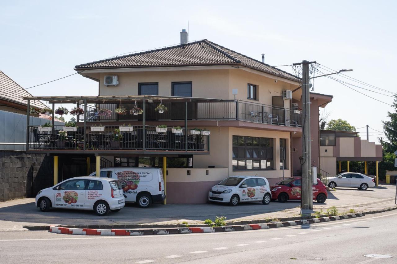 Penzion Toscana Nitra Exteriör bild